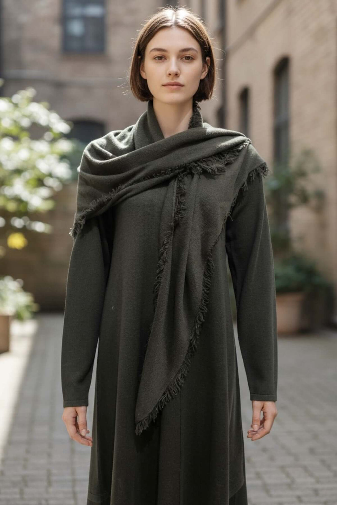 Robe de tricot à manches longues avec écharpe, coupe fluide et féminine parfaite pour un style chic et confortable au quotidien.
