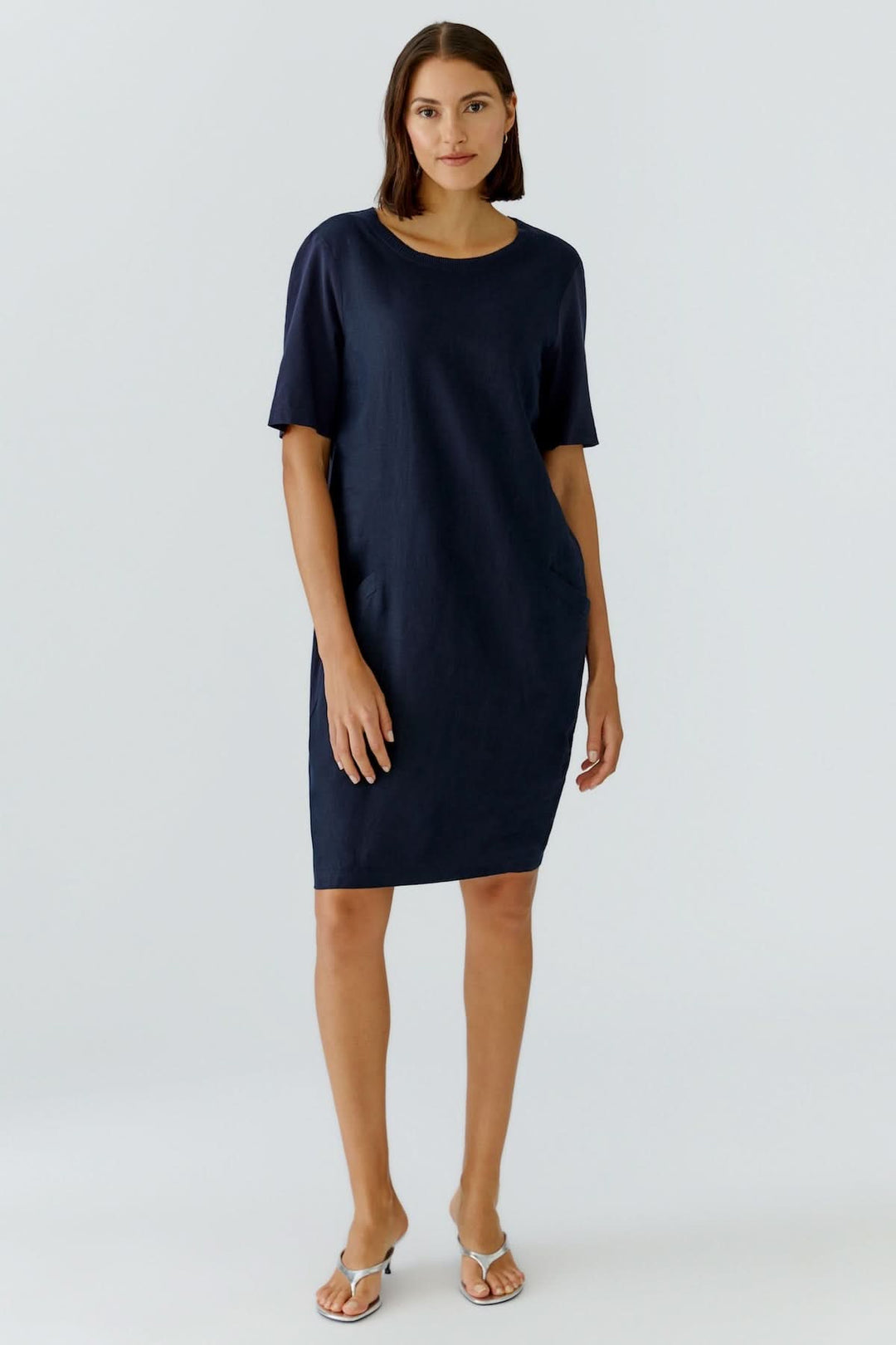Robe droite minimaliste manches courtes en bleu marine avec coupe fluide et design épuré, idéale pour un look moderne et confortable.