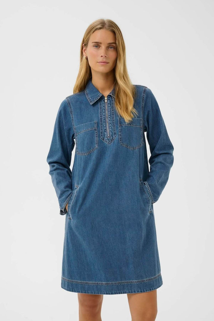 Robe en denim décontractée avec col chemise zippé, coupe droite ample, longueur au-dessus du genou pour un style moderne et intemporel.