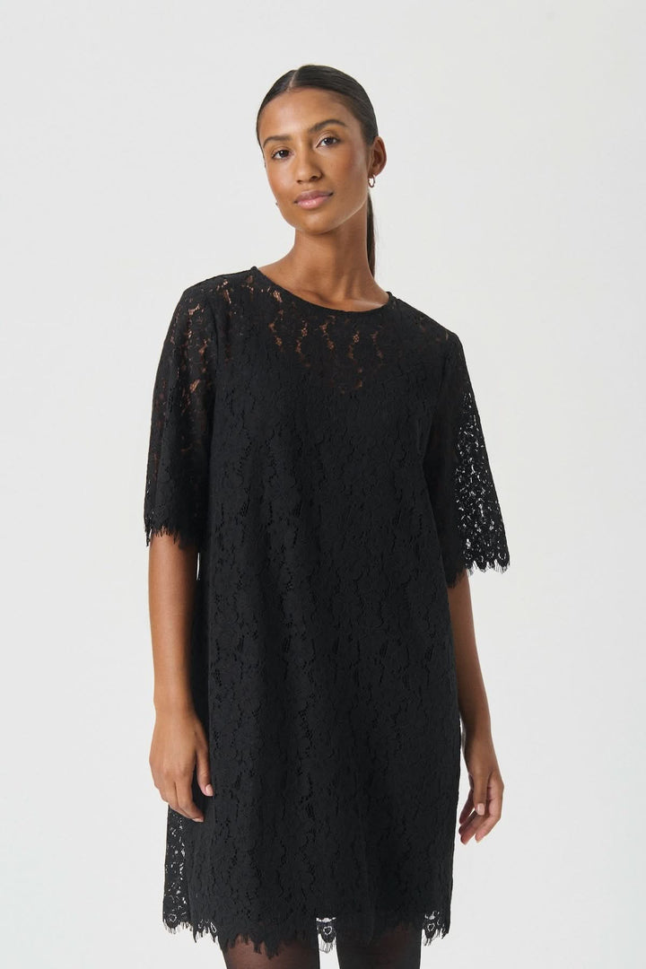 Robe en dentelle Vienne noire avec coupe évasée et manches semi-transparentes, idéale pour événement chic, longueur au genou.