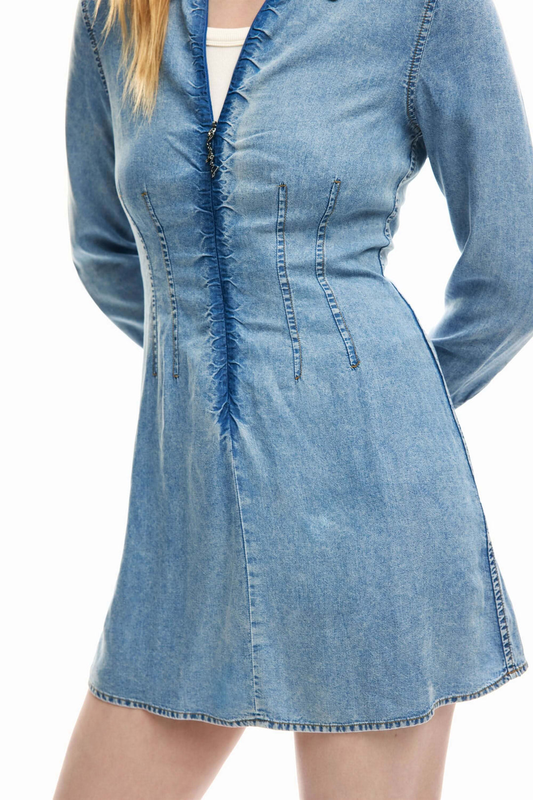 Robe en jean slim avec coupe ajustée, fronces au centre et col chemise pour un look structuré et féminin.