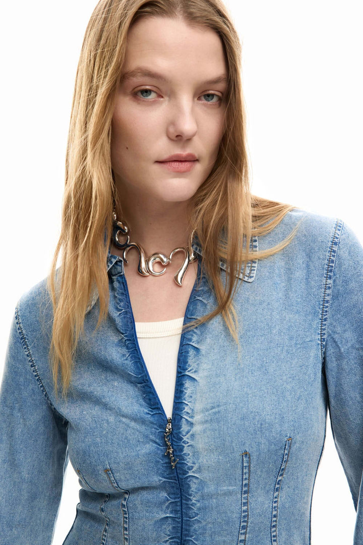 Robe en jean slim avec col chemise et fronces centrales pour style féminin et contemporain.