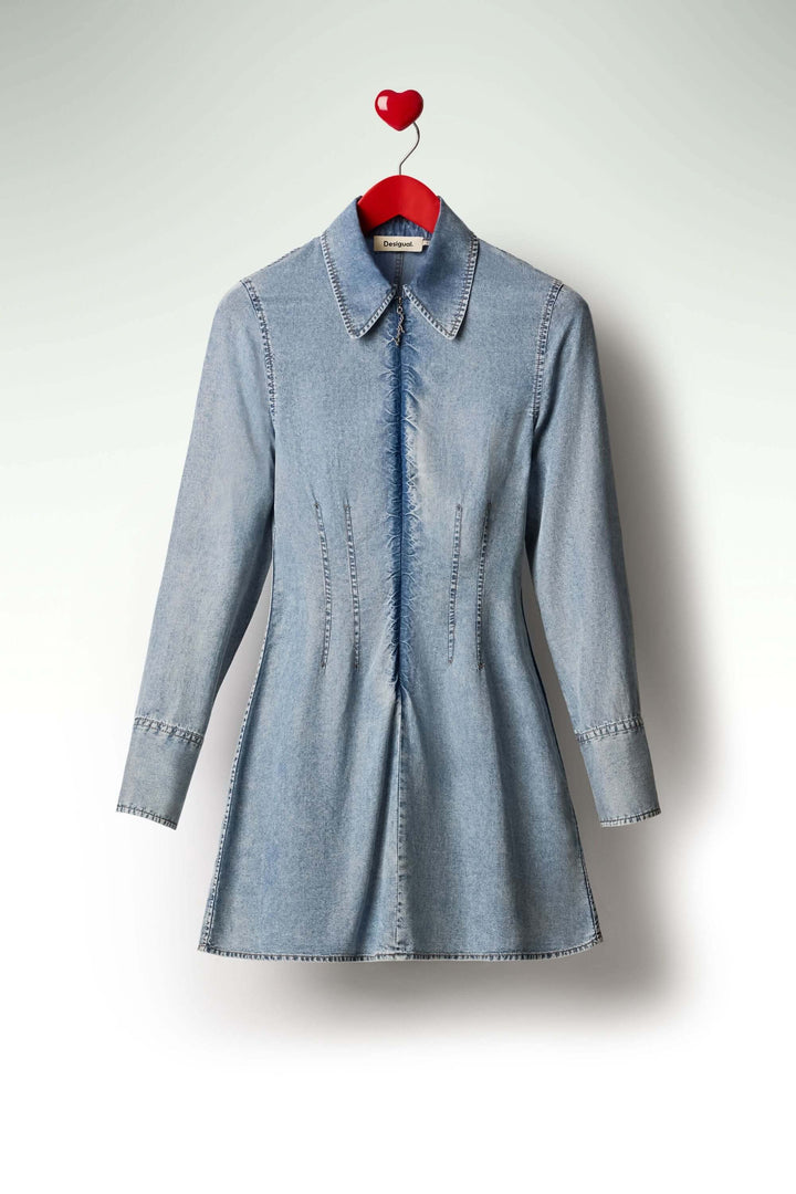 Robe en jean slim sur cintre rouge avec col chemise, coupe ajustée et découpes verticales pour un look féminin et structuré.