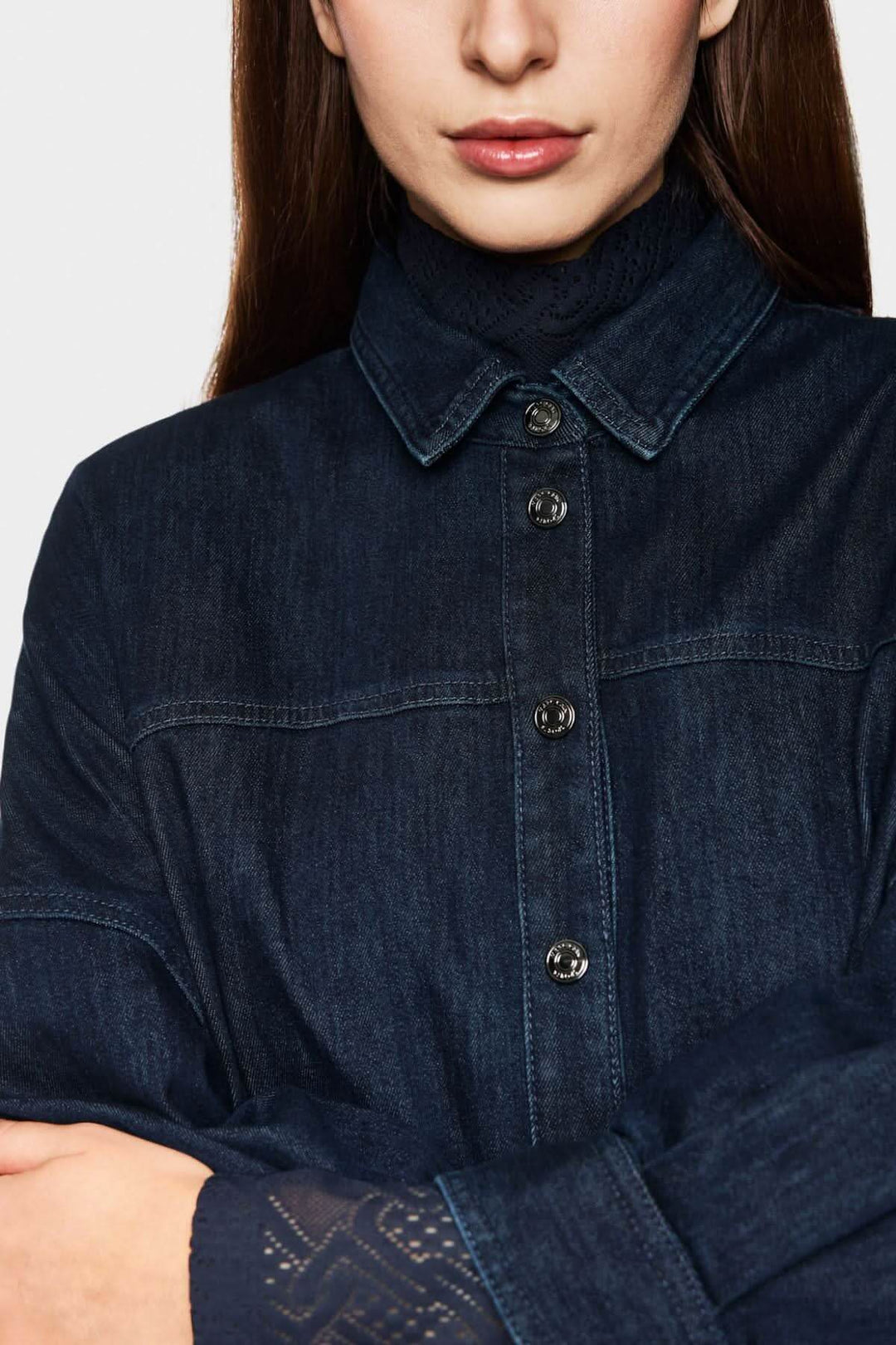 Robe en jean trapèze avec col chemise et boutons, manches légèrement bouffantes, en coton régénératif.