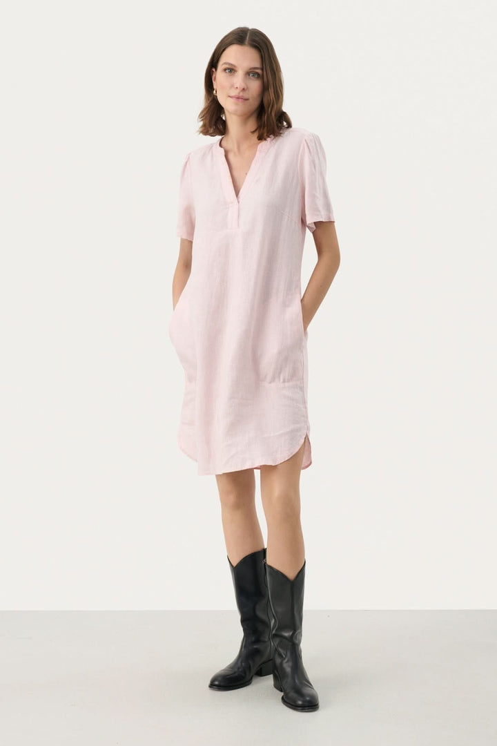 Robe en lin Aminase rose, col V, coupe droite, poches latérales, style décontracté printemps-été.