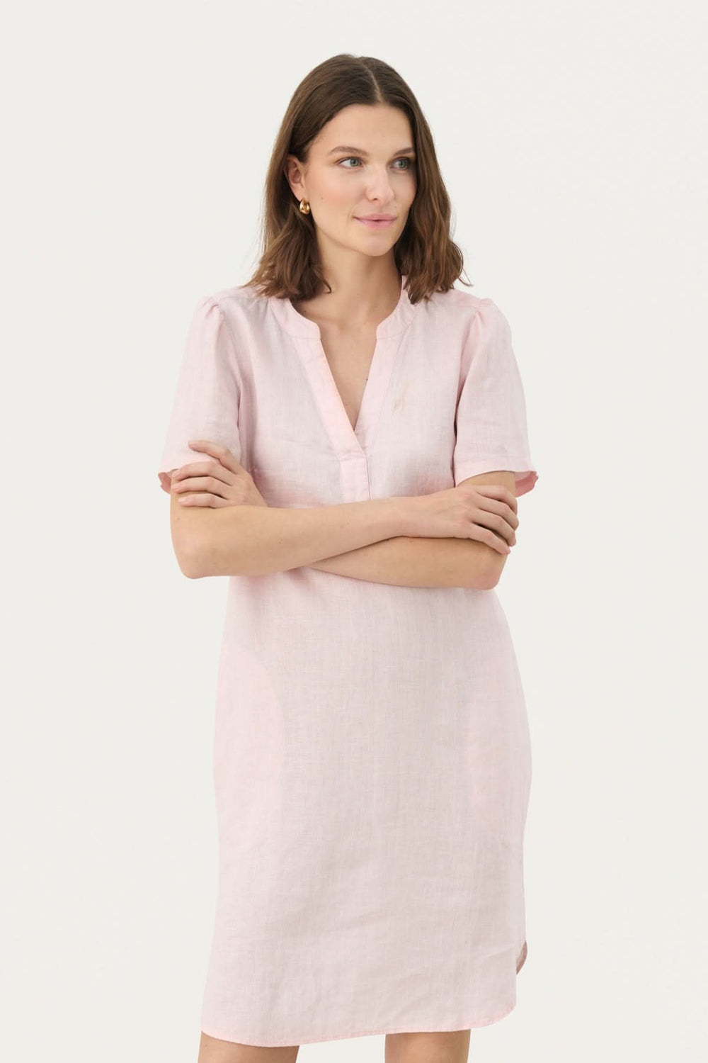 Robe en lin Aminase rose, décolleté en V, à porter au-dessus du genou, avec poches latérales et manches froncées.