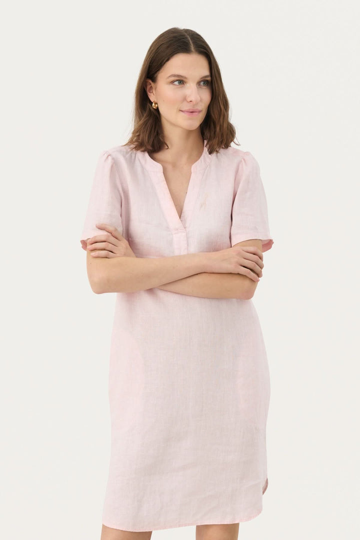 Robe en lin Aminase rose, décolleté en V, à porter au-dessus du genou, avec poches latérales et manches froncées.