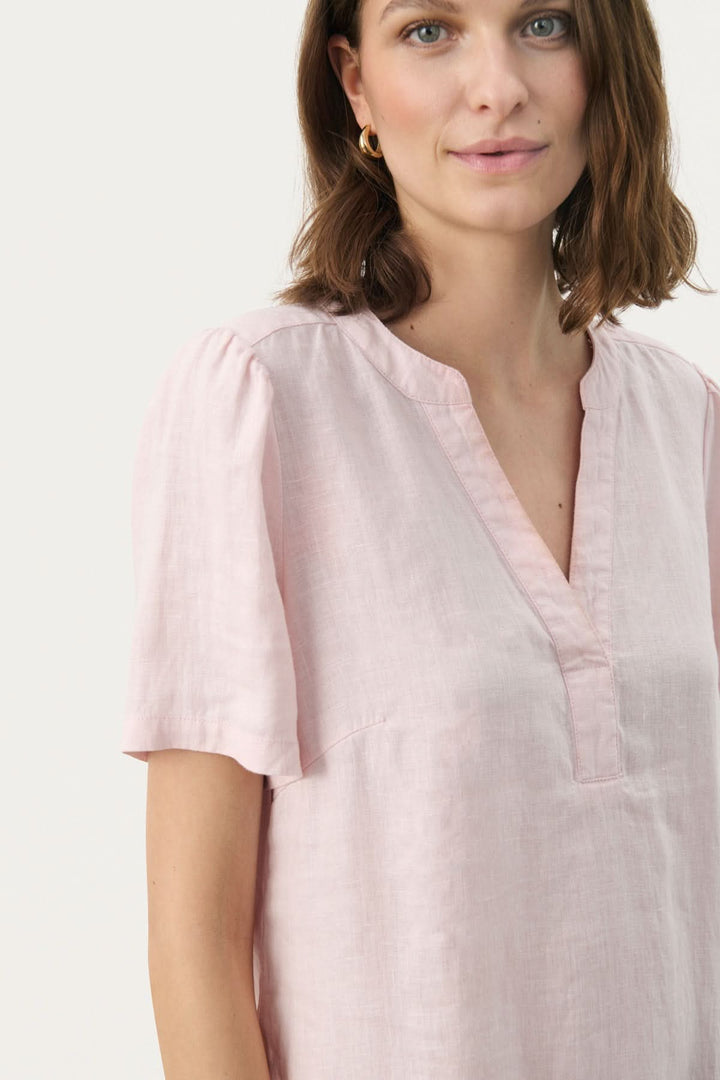 Robe en lin Aminase rose avec col en V et manches légèrement froncées, parfaite pour le printemps et l'été.