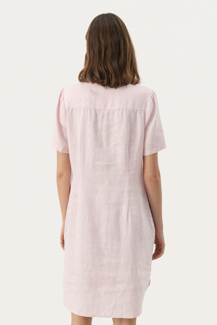 Robe en lin Aminase rose, coupe droite au-dessus du genou, dos avec coutures et manches courtes.
