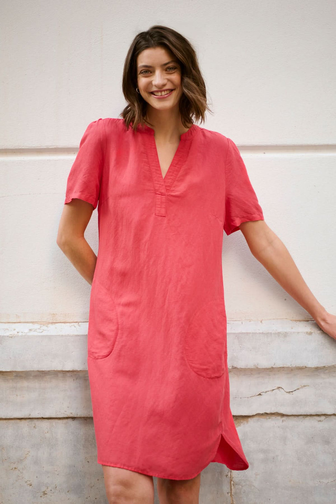 Robe en lin Aminase coloris rose, coupe droite, col V, poches latérales, style décontracté pour le printemps et l'été.