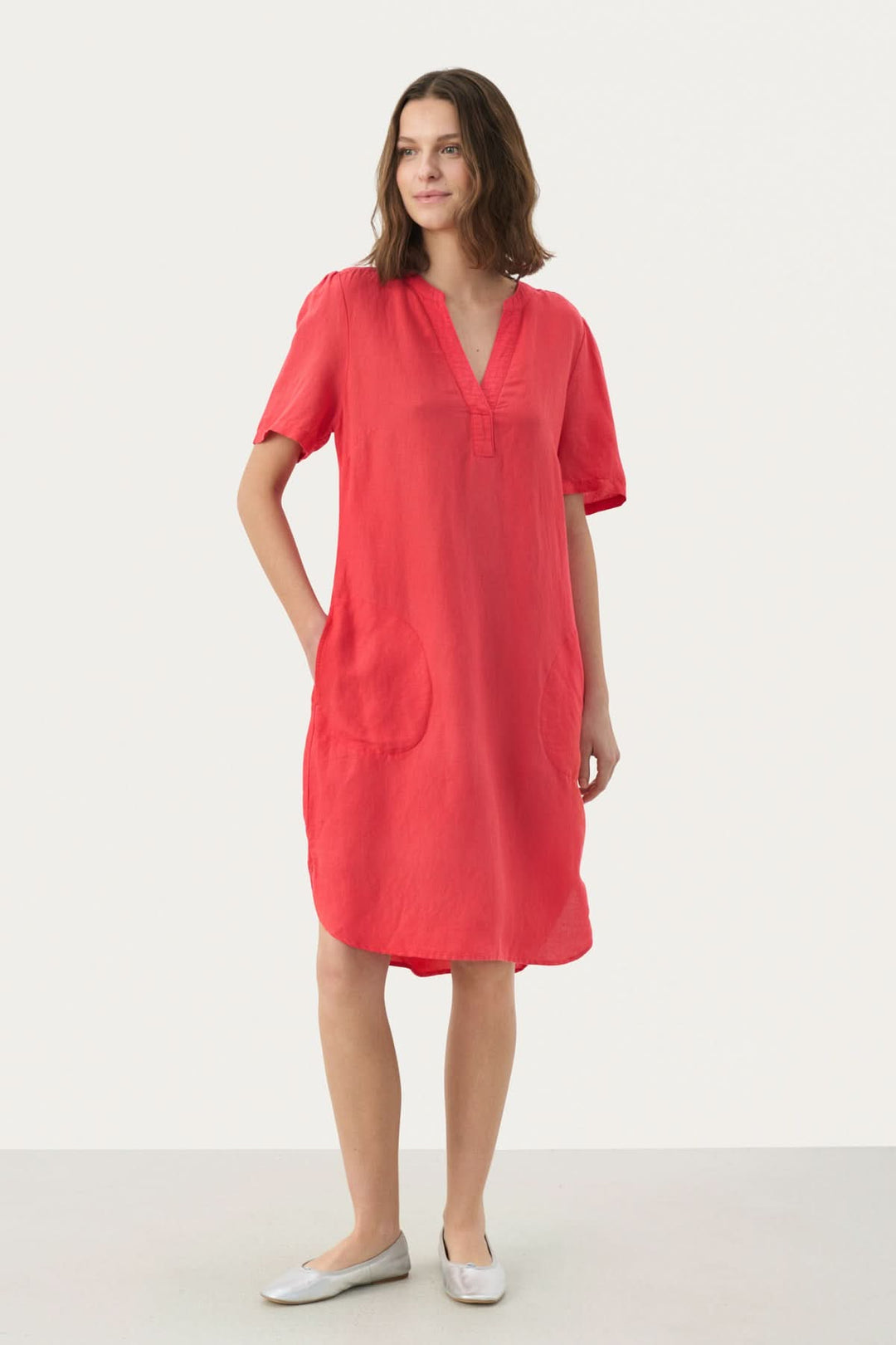 Robe en lin Aminase rose, coupe droite, col V, poches latérales, idéale pour le printemps et l'été.