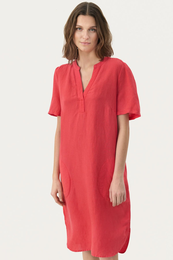 Robe en lin Aminase, coupe droite, col rond, décolleté en V, couleur rouge, avec poches latérales.