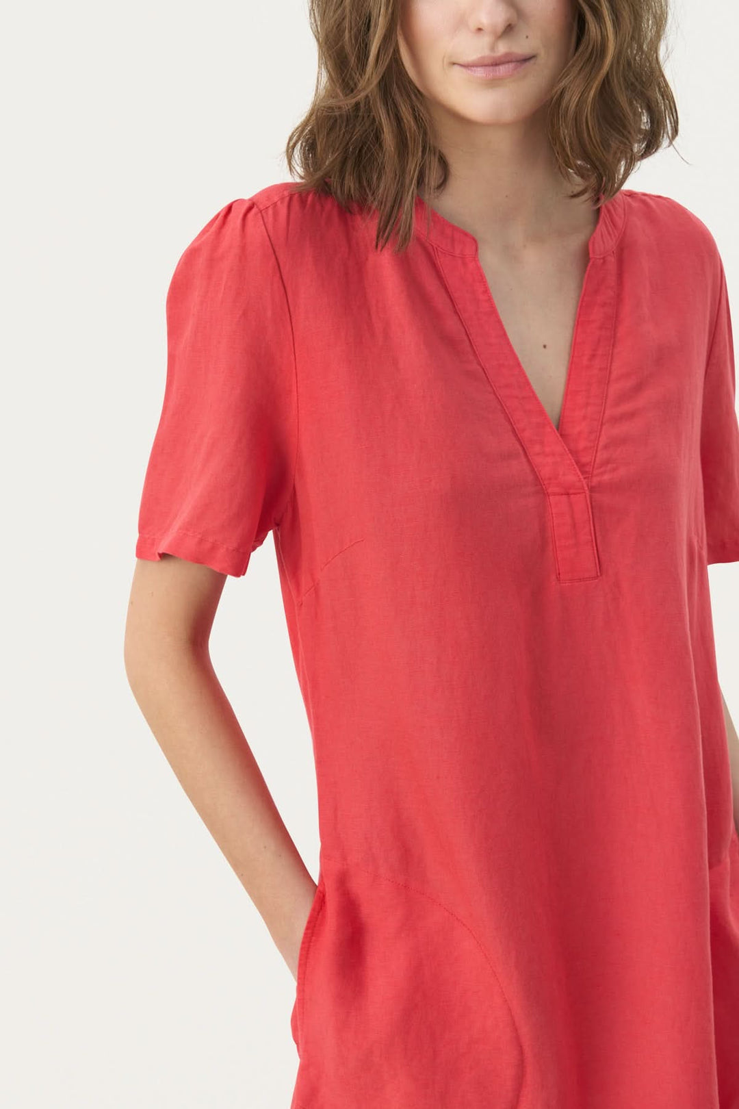 Robe en lin Aminase rouge avec col V et poches, idéale pour le printemps et l'été.