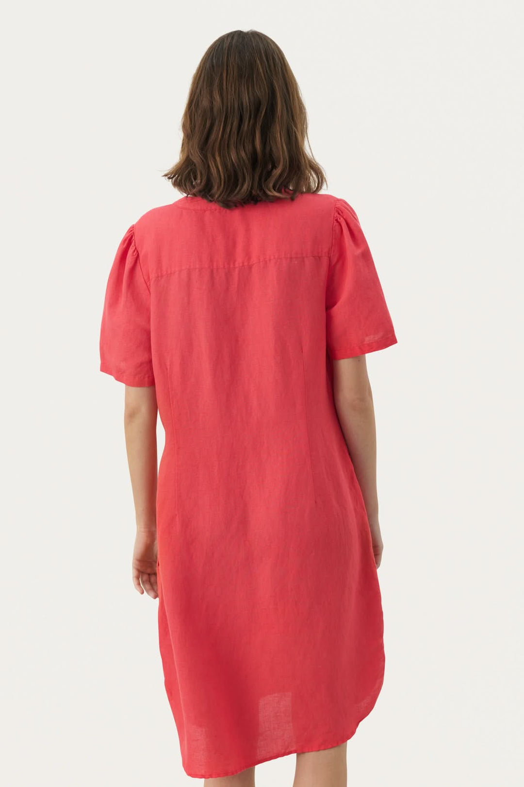 Robe en lin Aminase, coupe droite, dos, couleur rose vif, idéale pour le printemps et l'été.