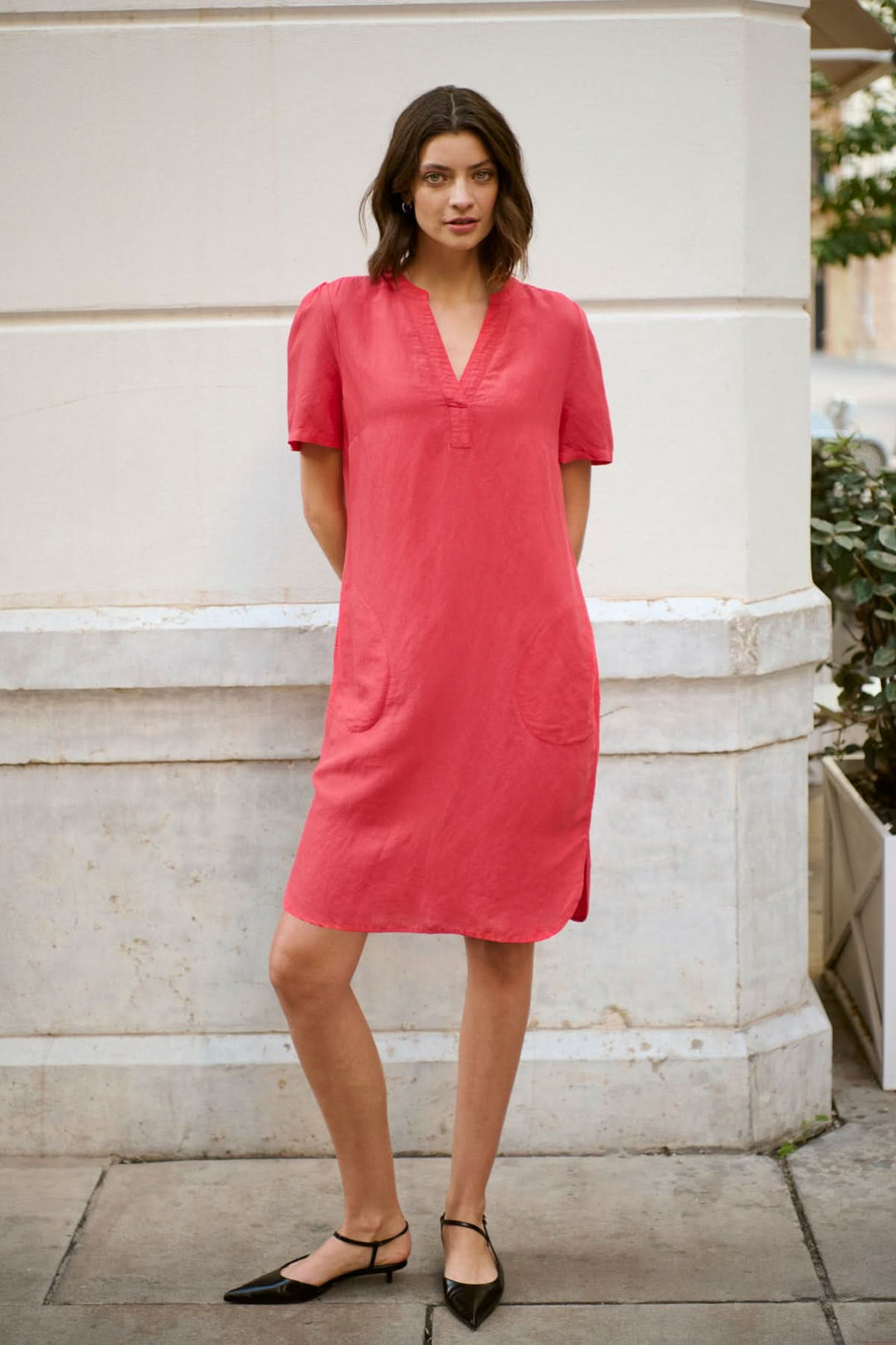 Robe en lin Aminase rose, col V, coupe droite avec poches, parfaite pour le printemps et l'été.