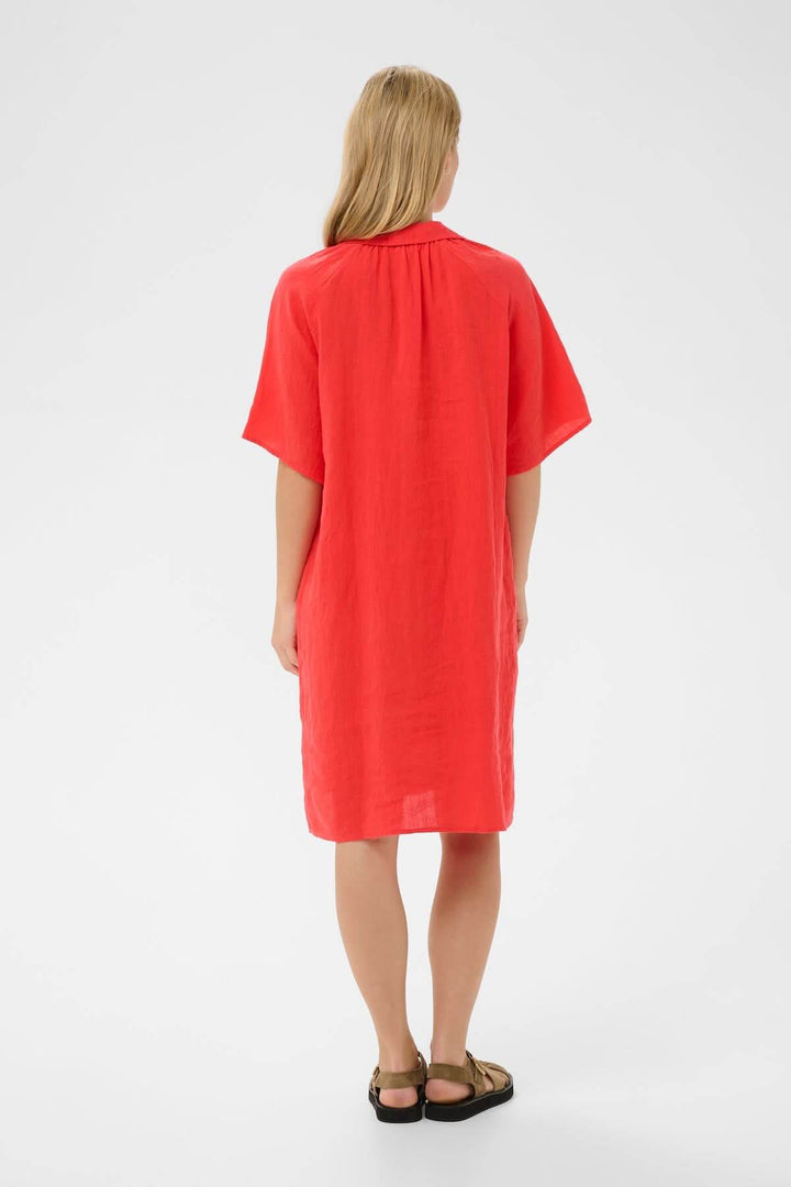 Vue arrière de la Robe en lin Ayla en rouge, coupe droite et longueur au genou, idéale pour un look décontracté et élégant.