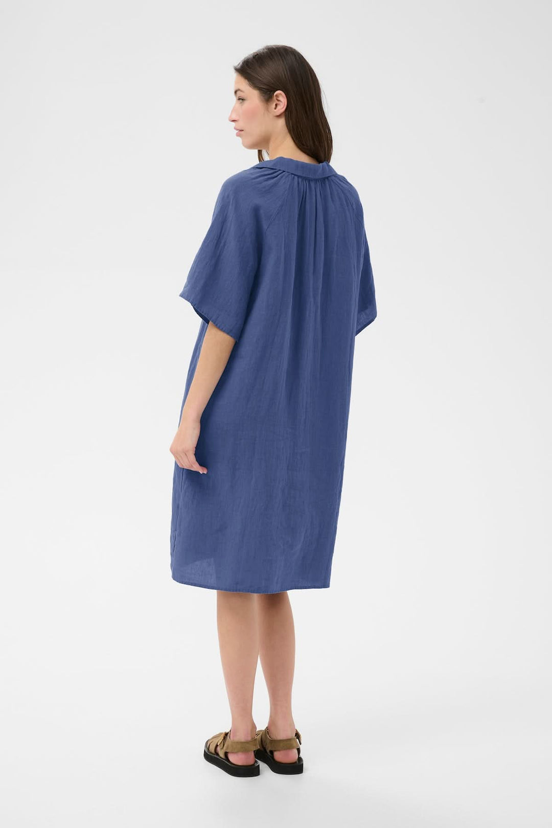 Vue arrière de la Robe en lin Ayla, coupe droite, détails plissés, couleur bleue.