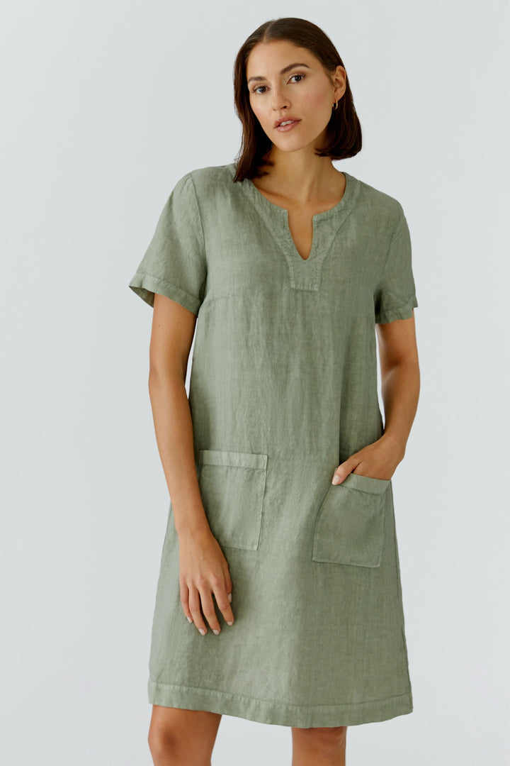 Robe en lin à manches courtes avec coupe droite et poches plaquées, idéale pour un style décontracté.