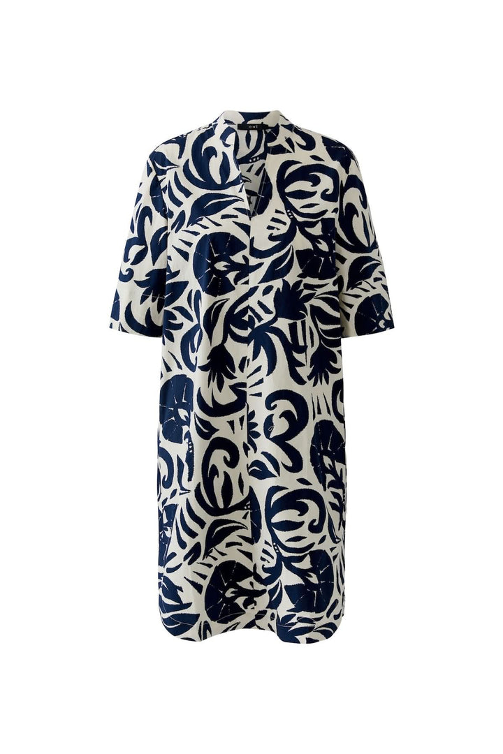 Robe fluide à imprimé graphique avec découpe droite et encolure ouverte, design artistique pour tenues décontractées et élégantes.