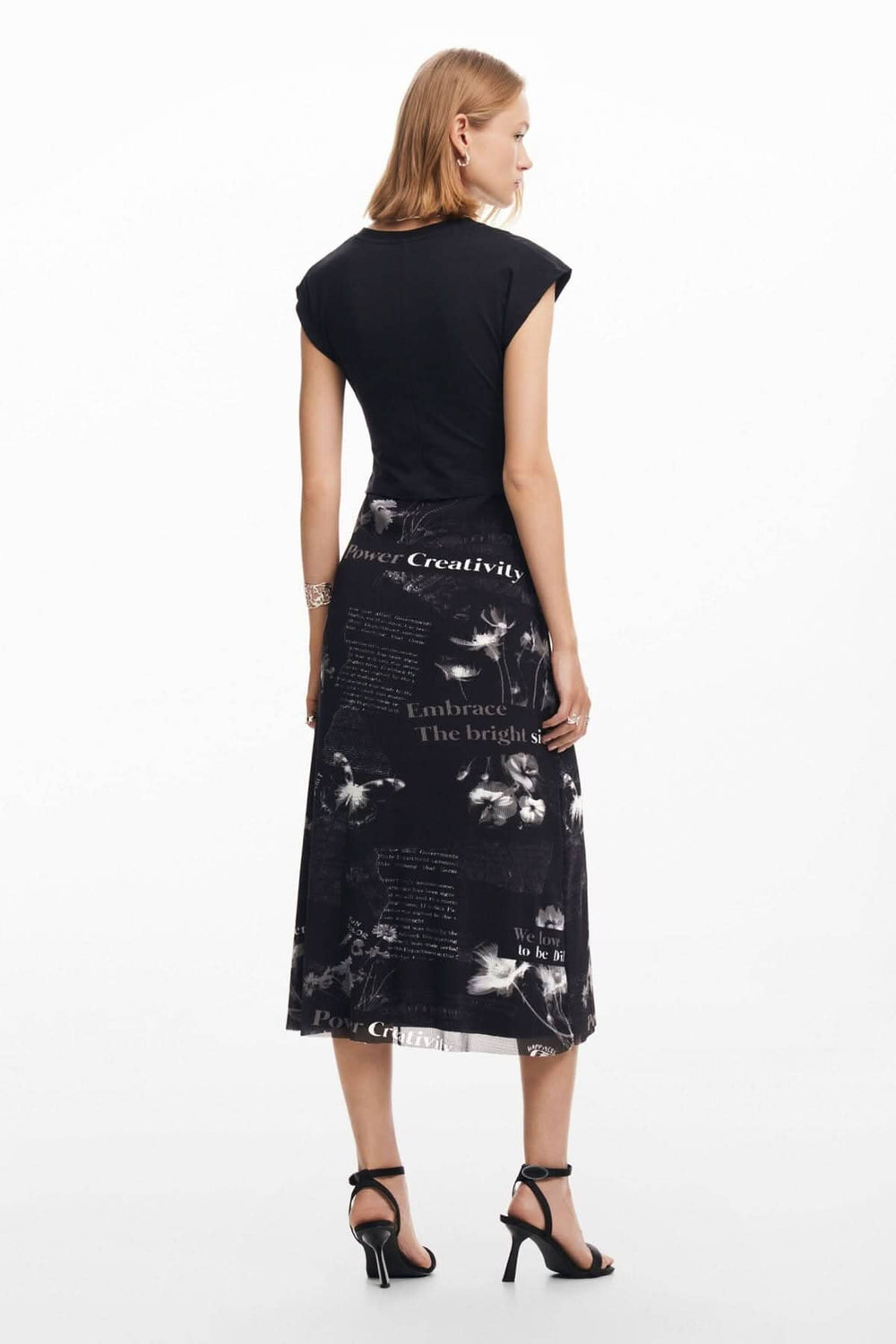 Robe longue à manches courtes en tissu maille, encolure ronde, avec impression artistique, vue de dos.