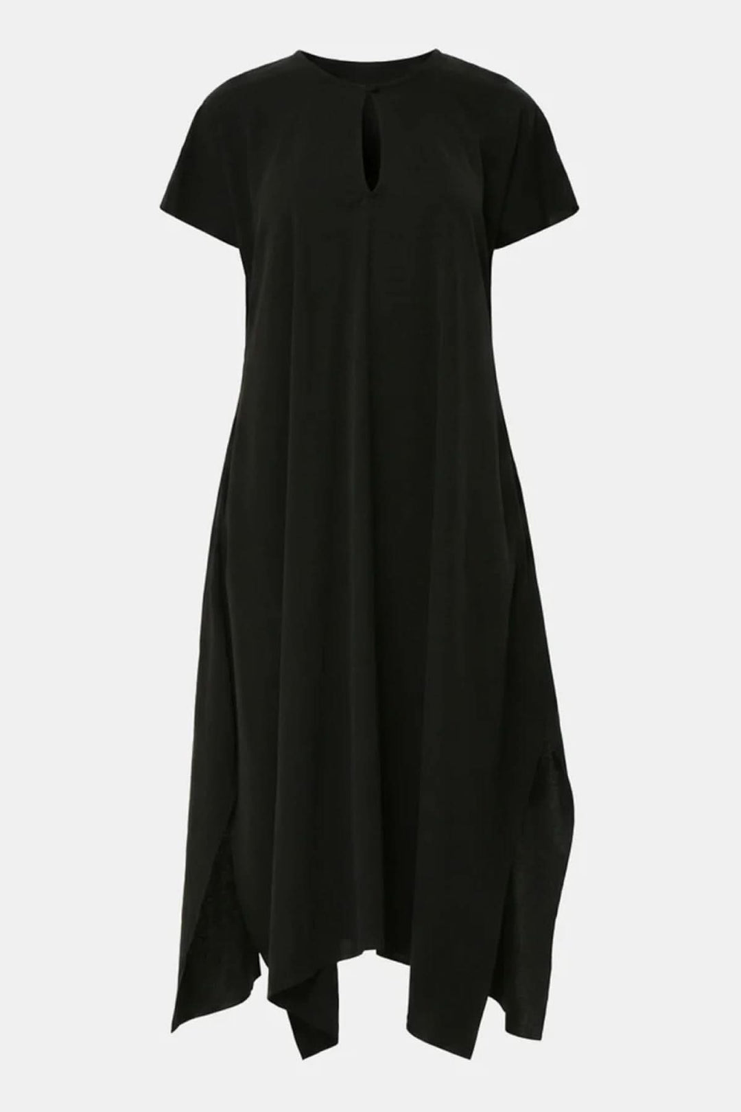 Robe longue à coupe asymétrique noire avec encolure minimaliste et ourlet fluide, offrant une silhouette contemporaine et élégante.