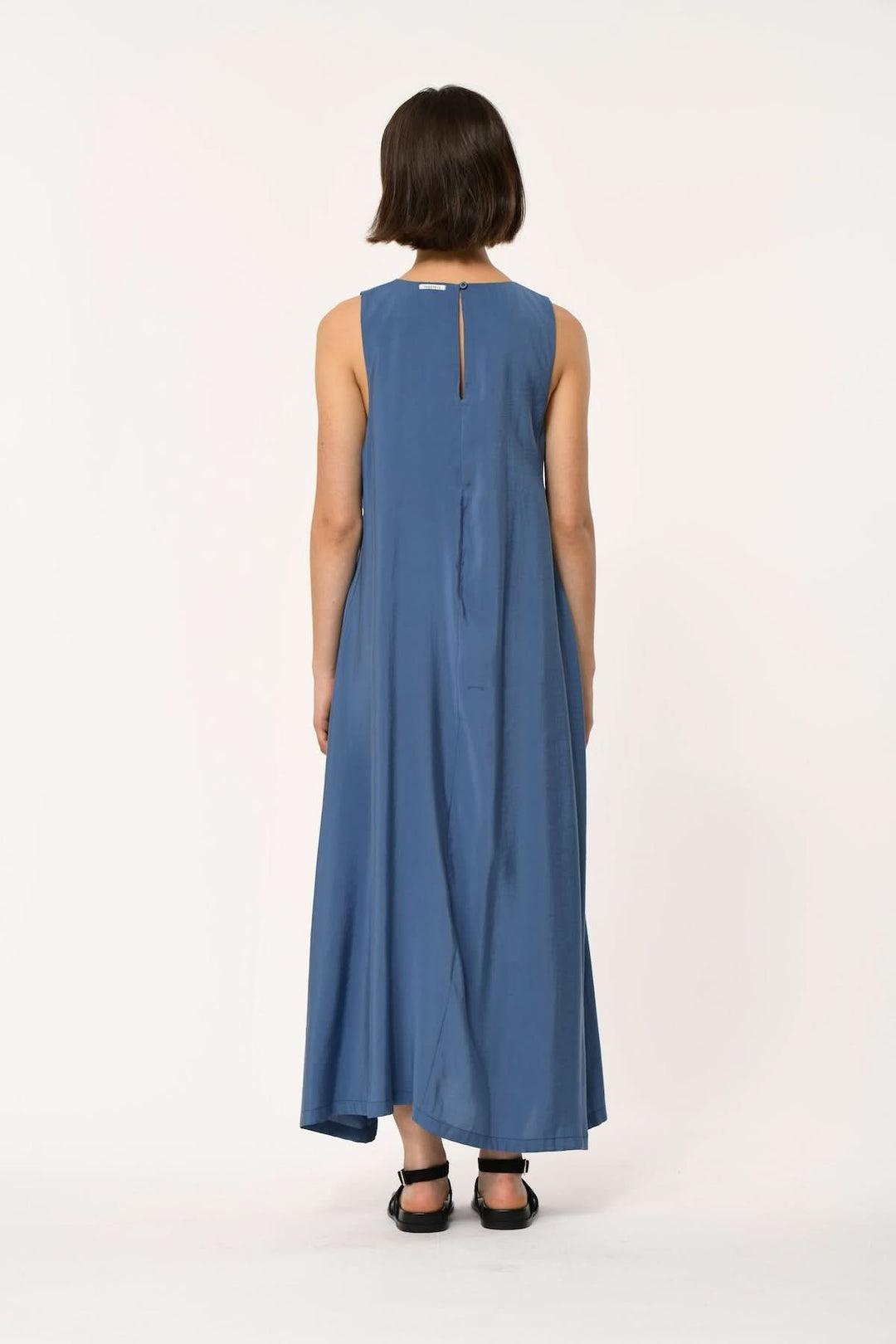 Robe longue fluide drapée sans manches LITHANE, vue dos, coupe évasée, couleur bleue, design élégant et contemporain.