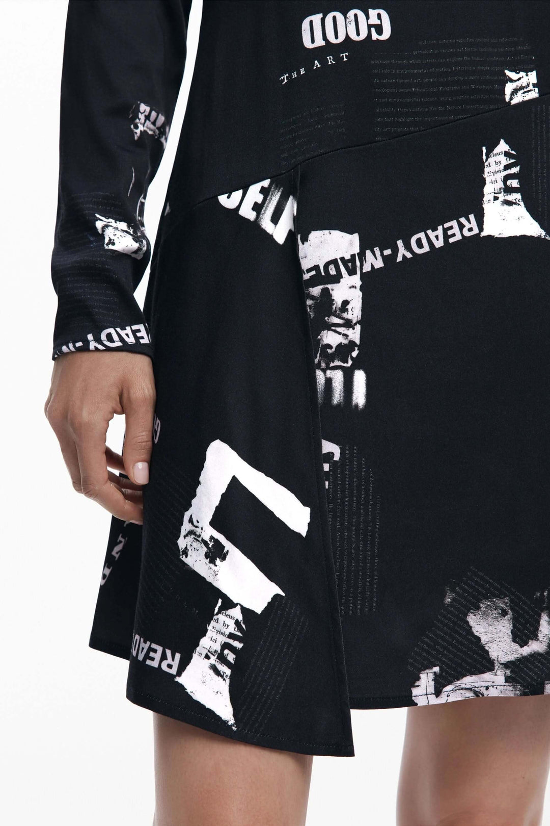 Robe manches longues avec imprimé typographique noir et blanc style street-art, détail modernité et flexibilité.