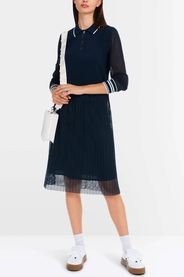 Robe midi chic en mélange de matières, manches transparentes, jupe plissée, détails rayés, style moderne.