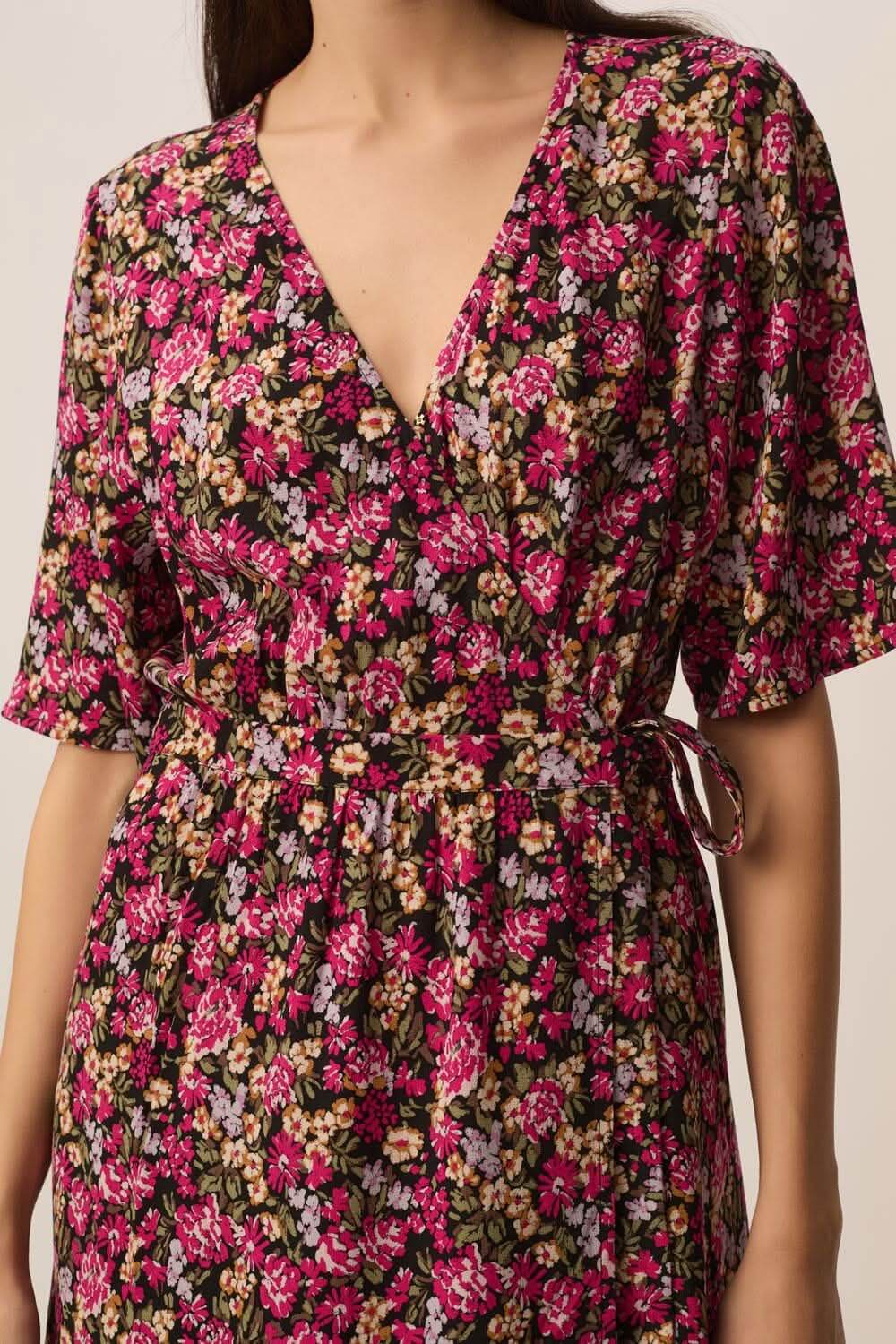 Robe midi Elaly portefeuille à manches fluides avec motif floral et lien à nouer, encolure en V, manches courtes fluides.