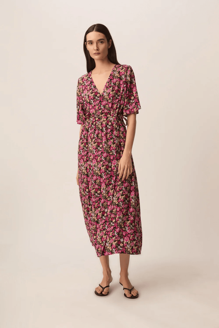 Robe midi Elaly portefeuille à manches fluides avec motif floral, coupe féminine et élégante pour toutes occasions.