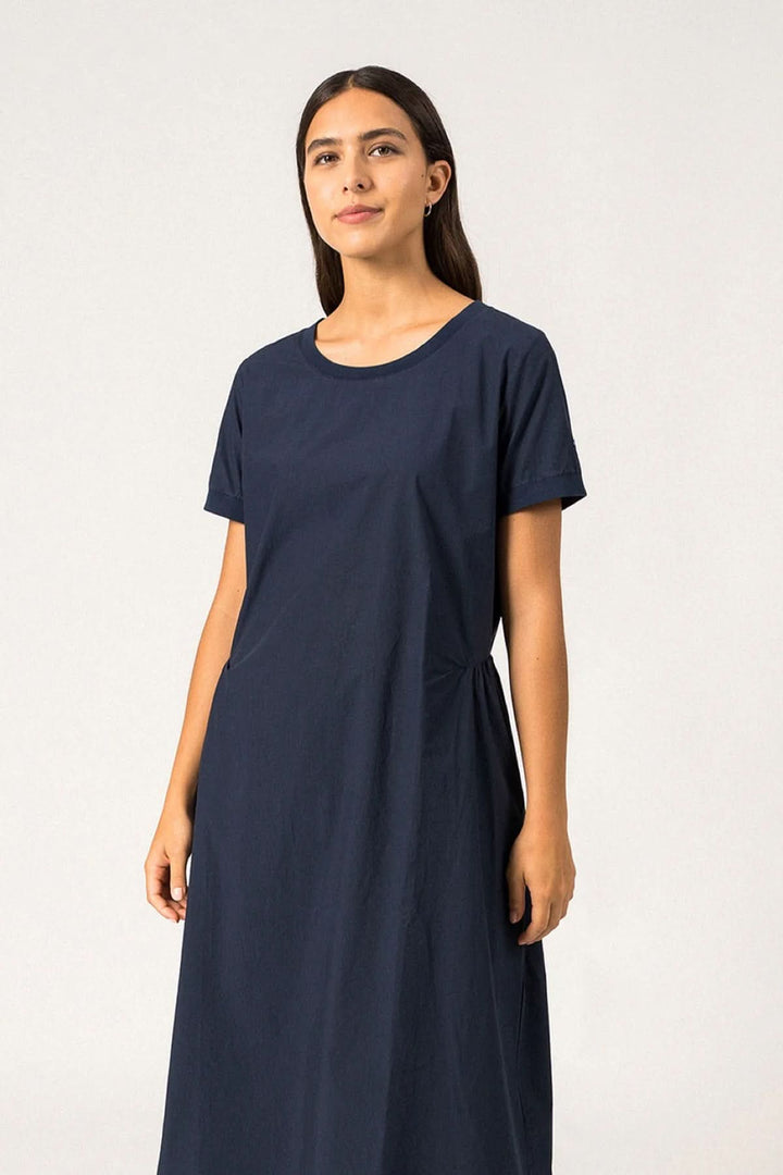 Femme portant la Robe midi Morgane avec encolure ronde et manches courtes, parfait pour un style intemporel et confortable.