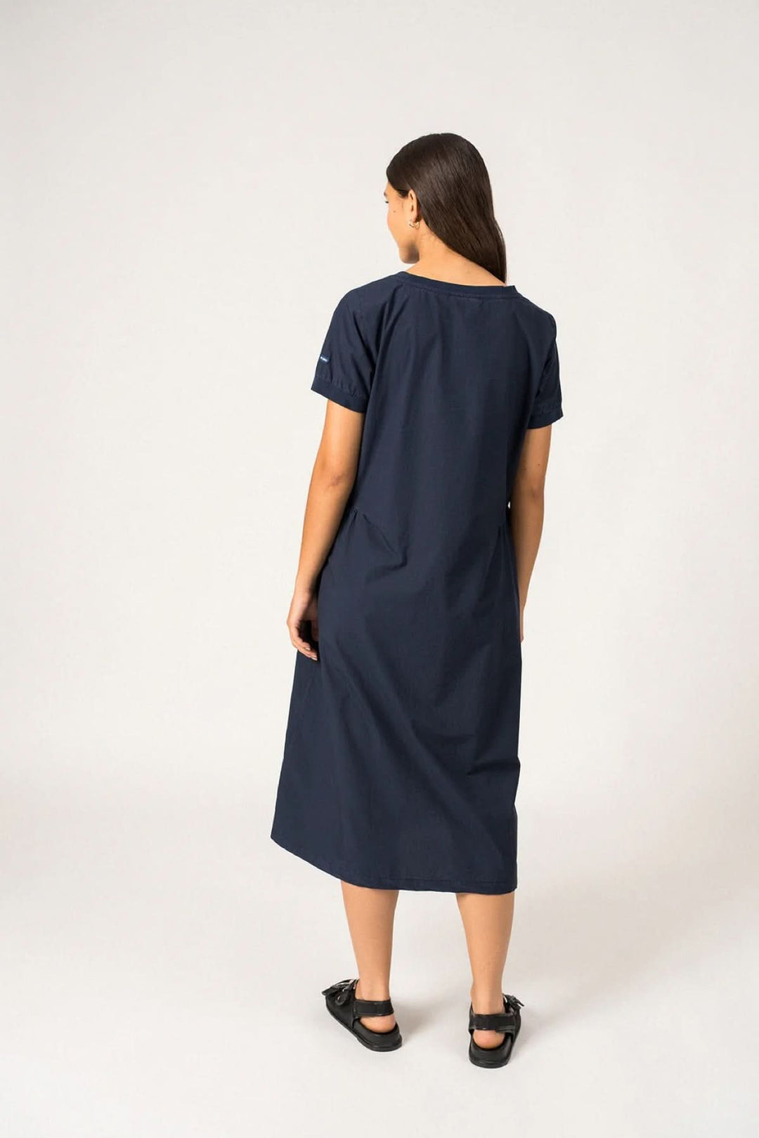 Vue de dos de la Robe midi Morgane, coupe droite évasée, manches courtes, longueur midi, couleur bleue.