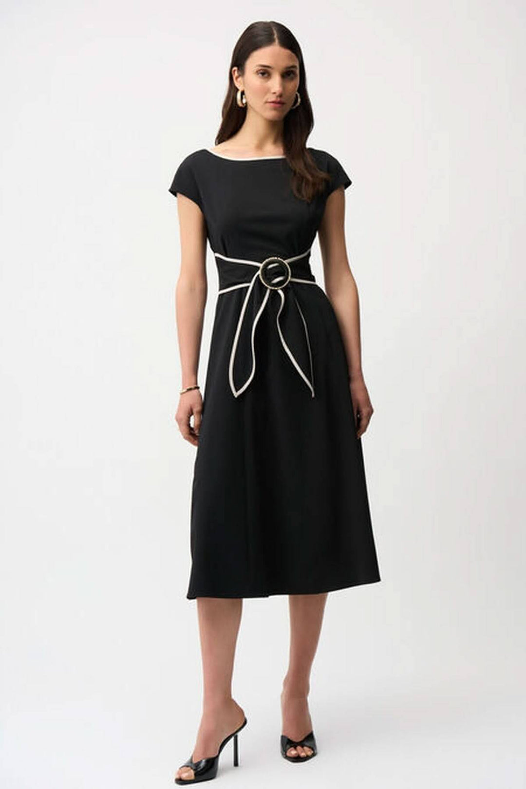 Robe midi ceinturée noire avec liseré contrastant, encolure bateau, manches "cap sleeves", ceinture à boucle anneau, look chic et élégant.