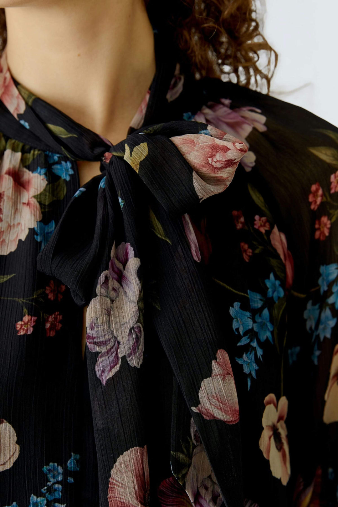 Robe midi fluide avec imprimé floral raffiné, encolure délicate avec lien à nouer, matière légère et vaporeuse.