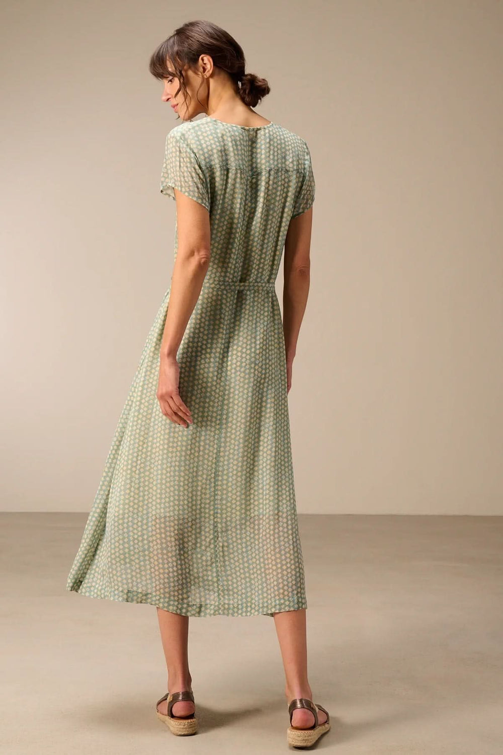 Robe midi fluide avec ceinture à nouer vue de dos, tissu léger, manches courtes, style élégant et confortable.
