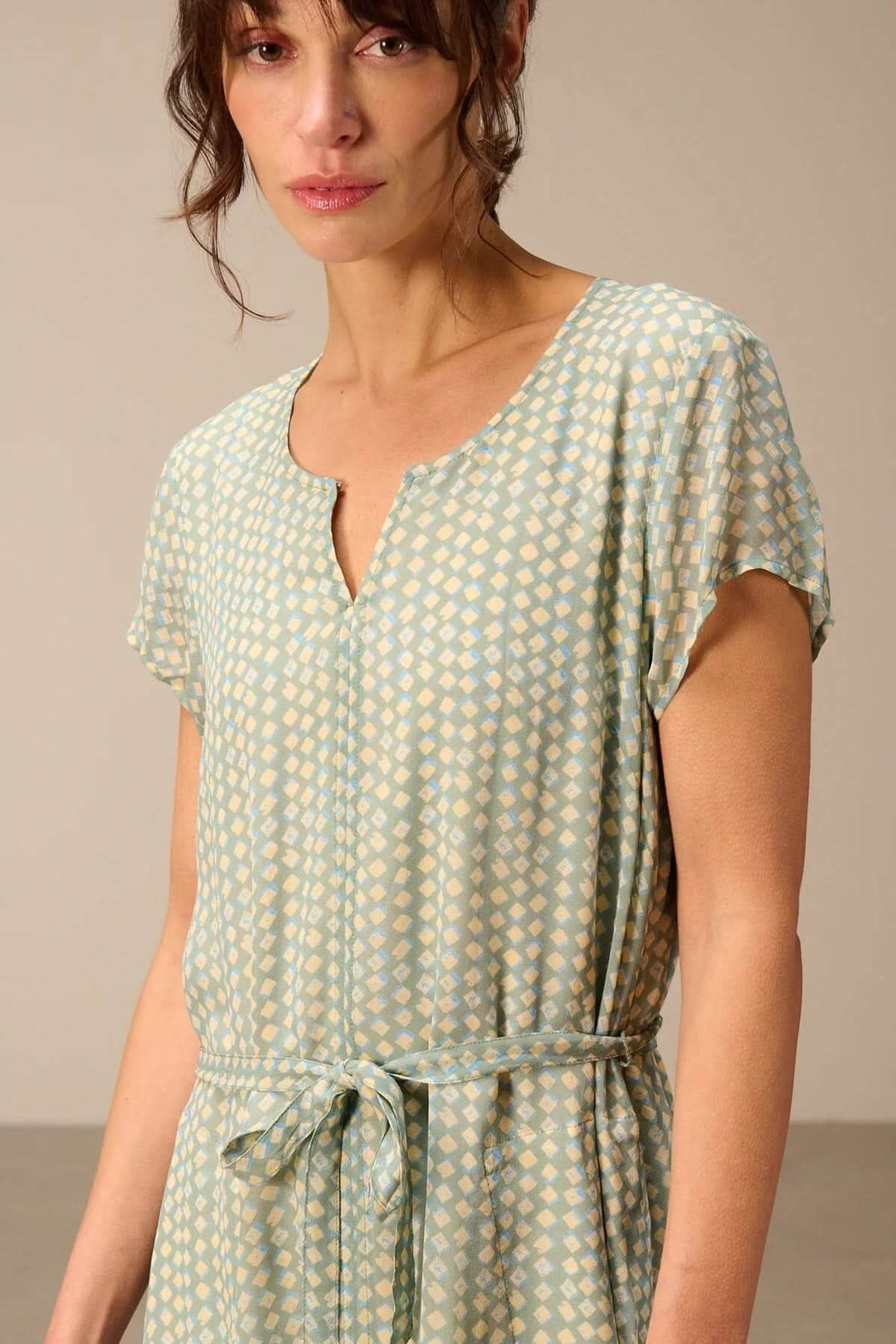 Robe midi fluide avec ceinture à nouer en tissu léger, manches courtes, encolure ronde avec ouverture en V, élégante et confortable.
