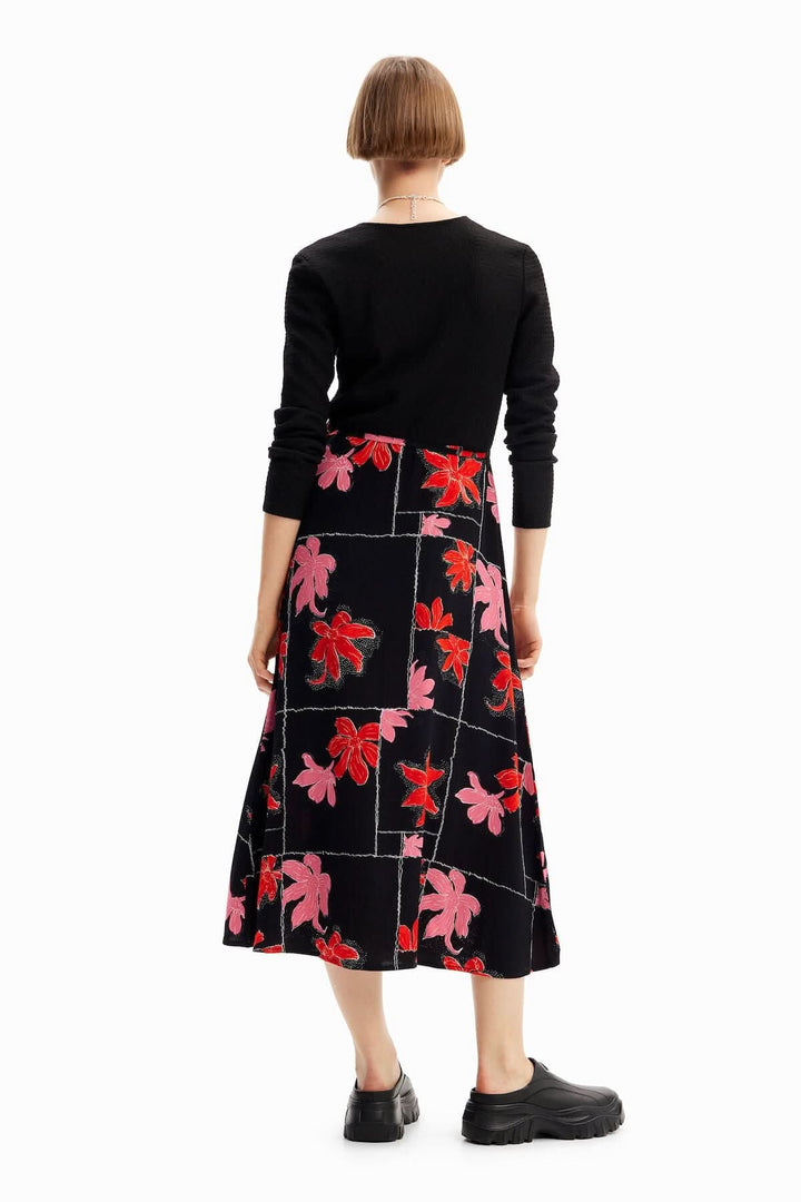 Robe midi portefeuille fleurie à manches longues avec imprimé floral sur jupes, vue arrière.