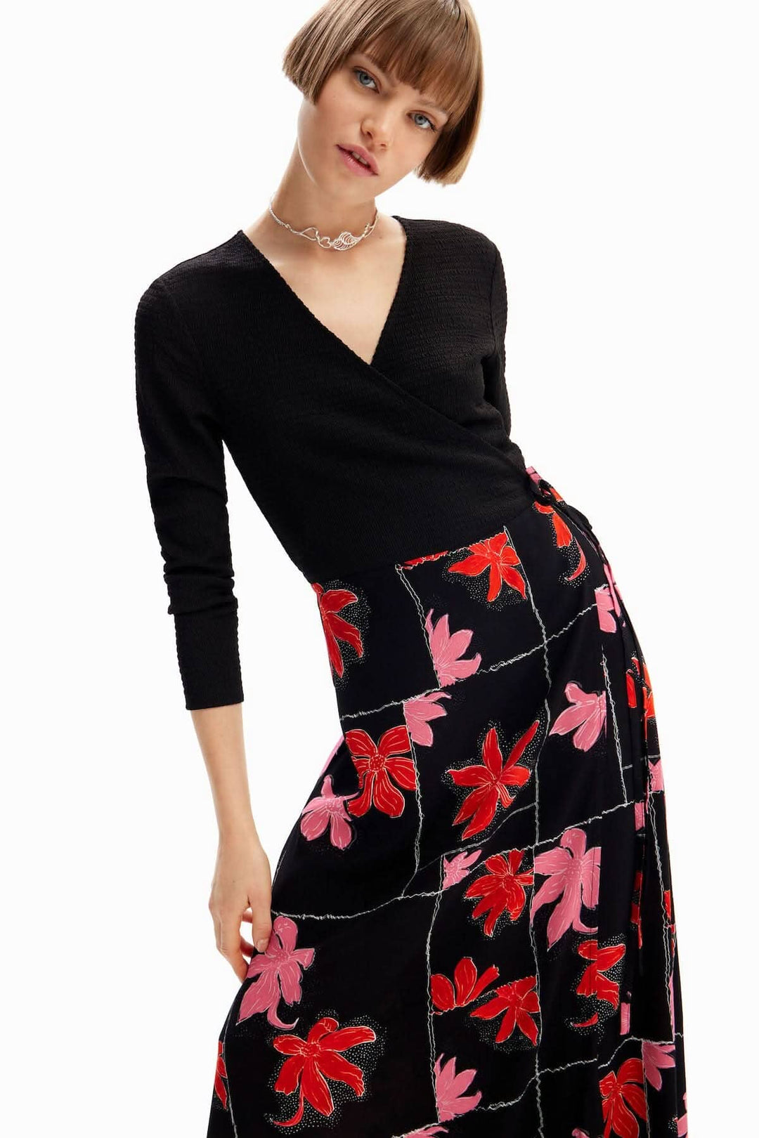 Robe midi portefeuille fleurie à manches longues, col V, jupe imprimée florale, cordon de serrage à la taille.