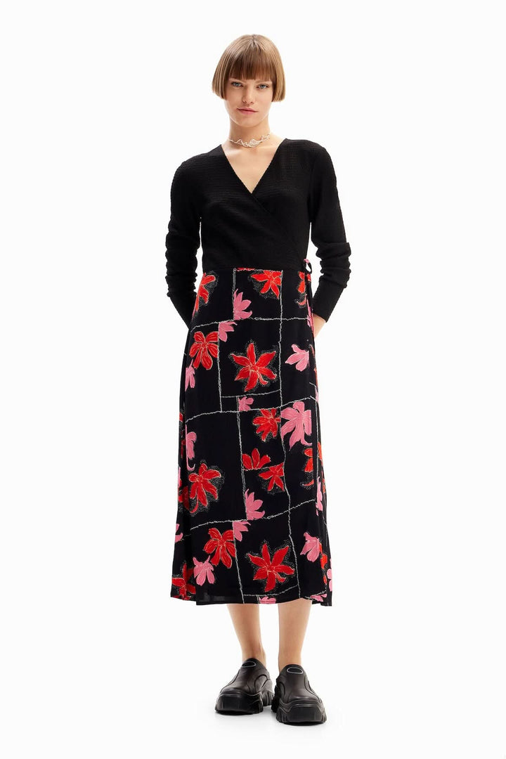 Robe midi portefeuille noire avec imprimé floral coloré, manches longues et col en V, idéale pour toutes occasions.