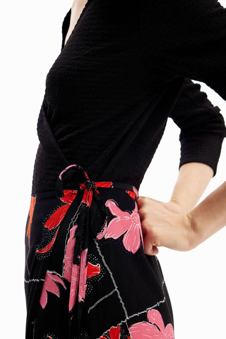 Robe midi portefeuille fleurie, encolure en V, cordon de taille et imprimé floral élégant.
