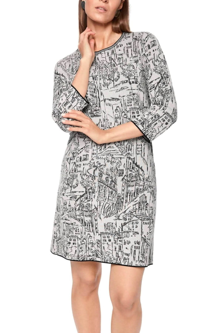 Robe à motif urbain, coupe ample, manches 3/4, motif croquis en noir et blanc, encolure ronde, pour un look moderne et décontracté.