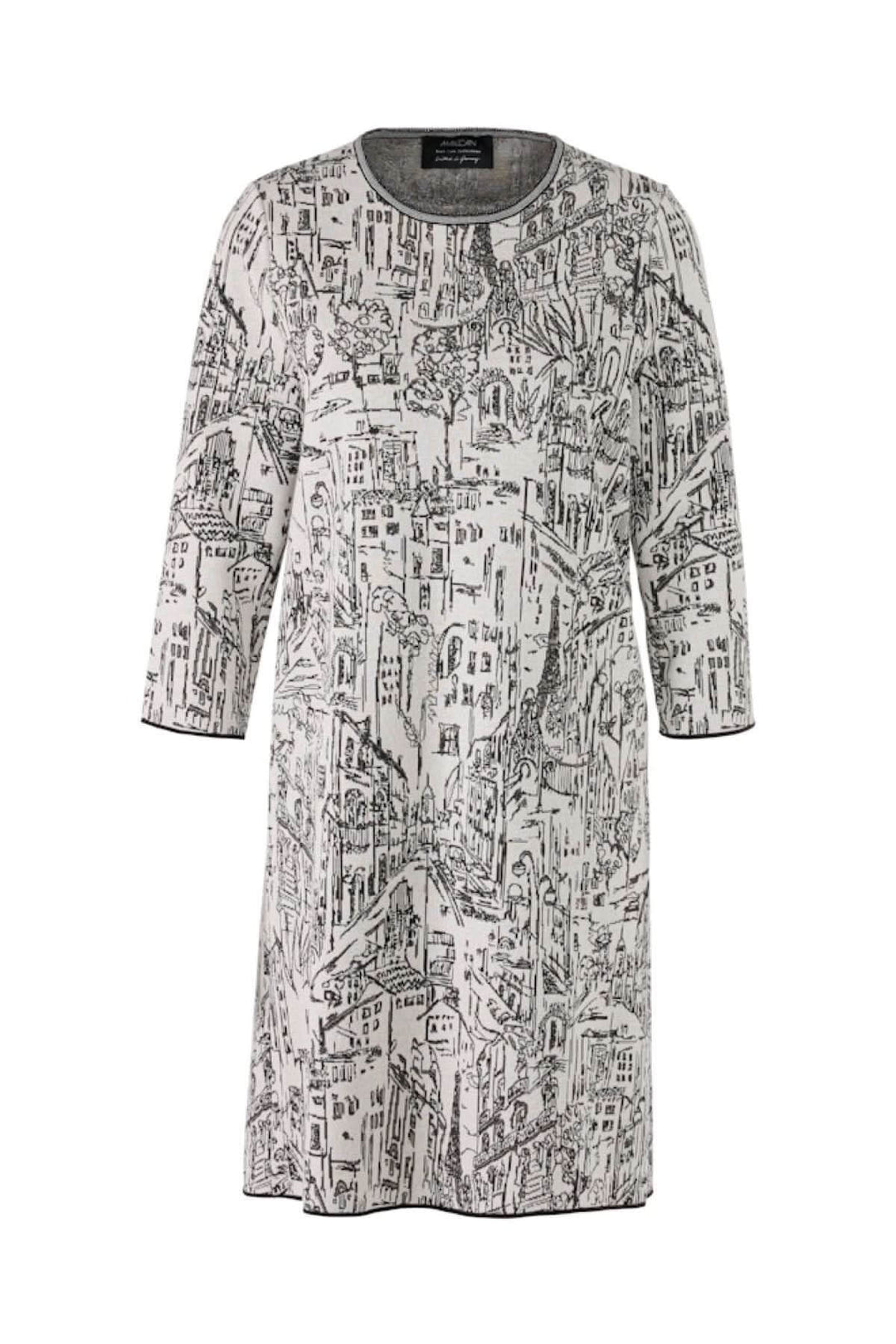 Robe à motif urbain en maille légère, imprimé graphique noir et blanc, manches 3/4, encolure ronde, longueur genou.
