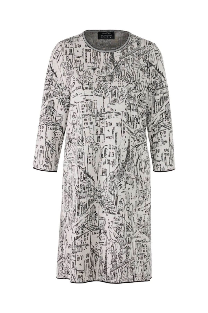 Robe à motif urbain en maille légère, imprimé graphique noir et blanc, manches 3/4, encolure ronde, longueur genou.