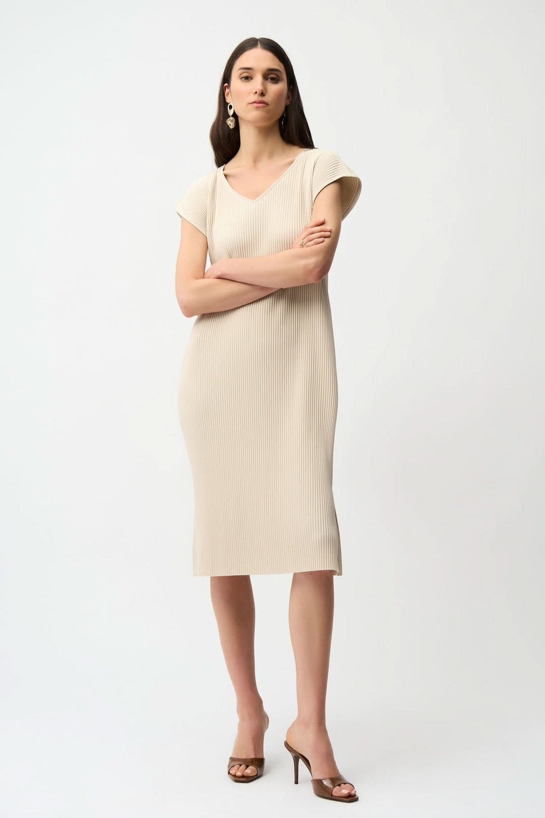 Robe plissée avec poches, mi-longue, texture côtelée beige, col V, élégante et confortable, idéale pour plusieurs occasions.