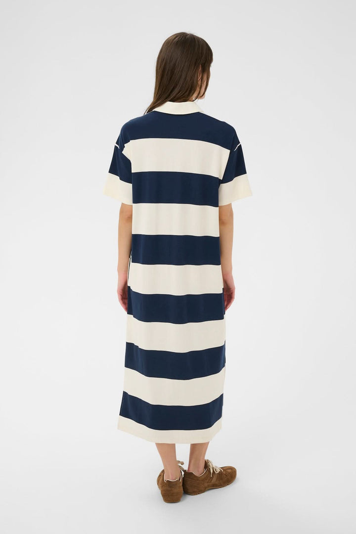 Vue arrière de la Robe polo Alise avec bandes graphiques larges, en style sport chic, coupe droite et longueur midi.