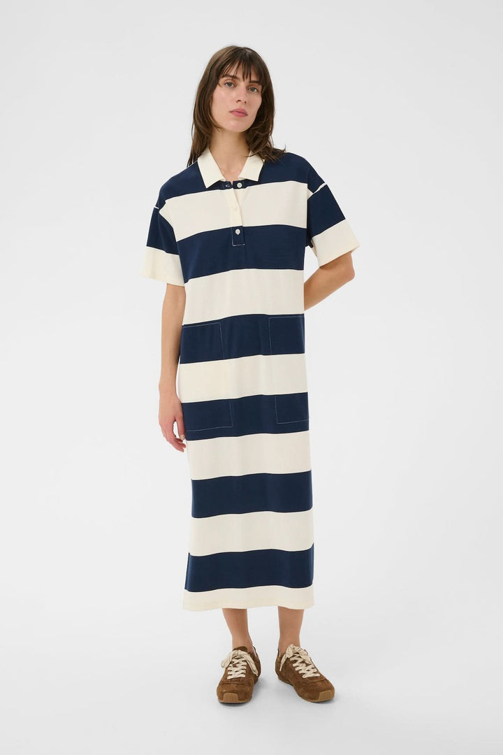 Décris moi le produit en français : Robe polo Alise à rayures larges bleues et blanches, coupe droite et col polo, longueur midi.
