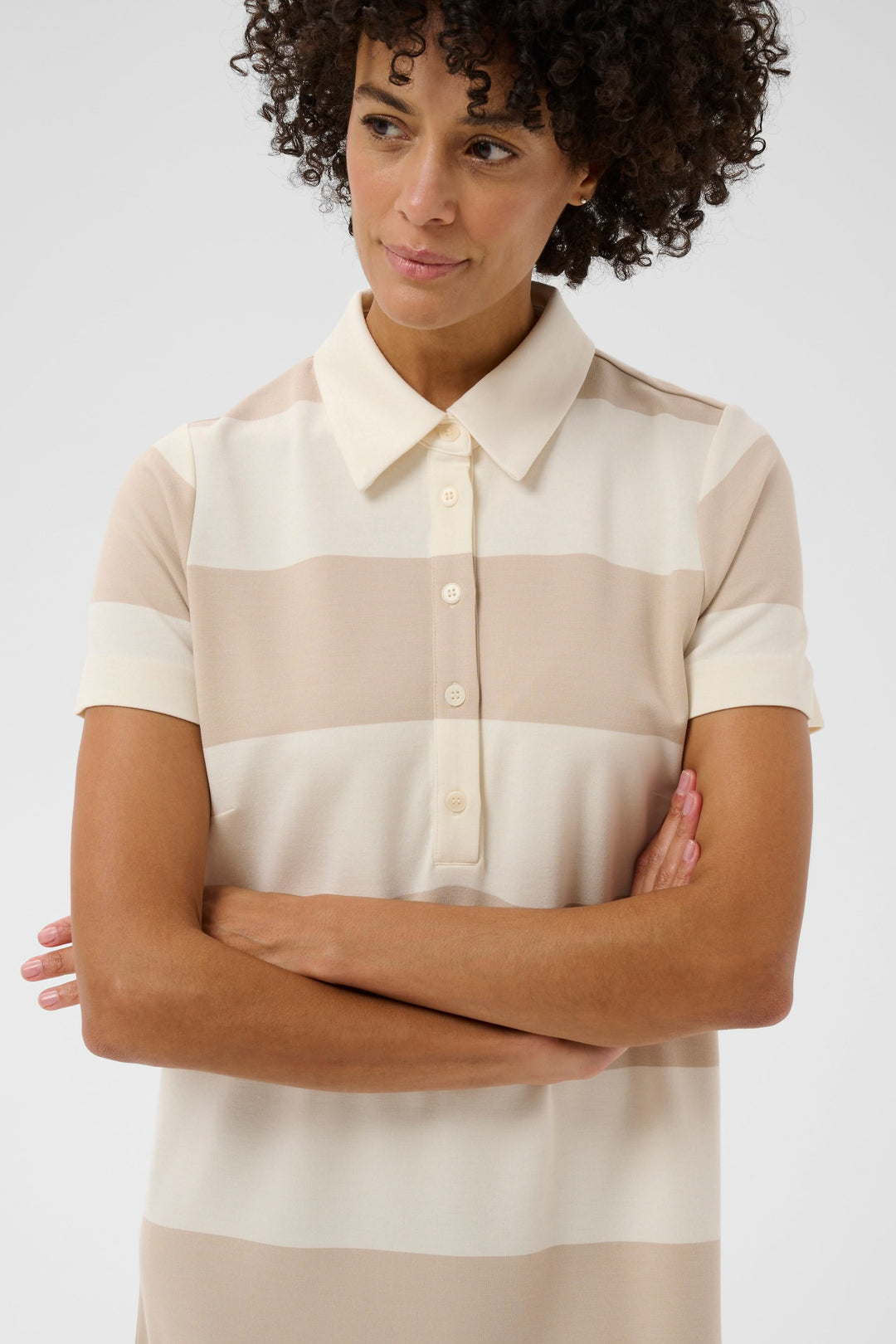 Robe polo Elivia avec larges rayures, coupe droite et col structuré, style sportif-chic, idéale pour un look élégant et décontracté.