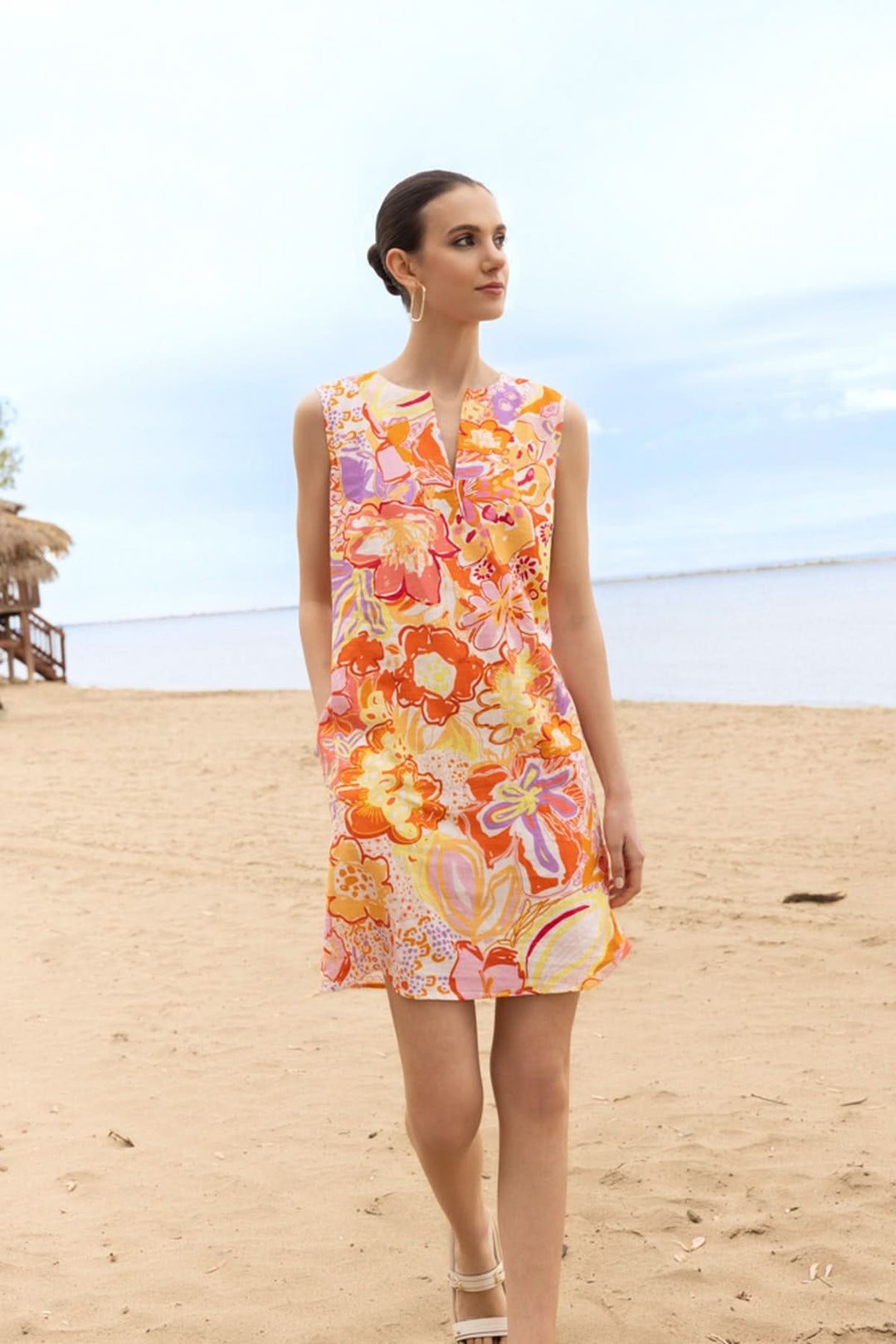 Robe sans manches à imprimé floral portée à la plage, encolure en V fendue, jeune femme, idéal pour l&