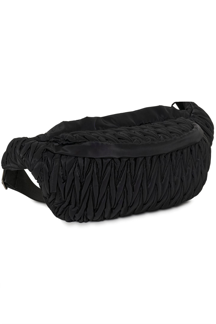 Sac bandoulière matelassé Samy Bumbag avec texture froncée et bandoulière réglable, design moderne et forme ergonomique demi-lune.