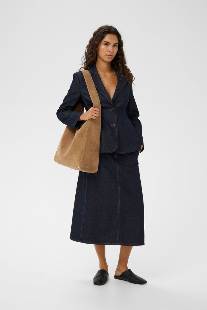 Sac cabas en cuir suédé Avika porté à l&